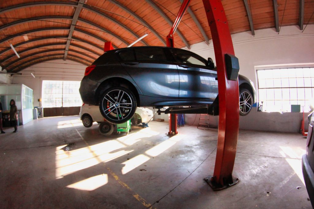 Auto sollevata su un ponte in un'officina.