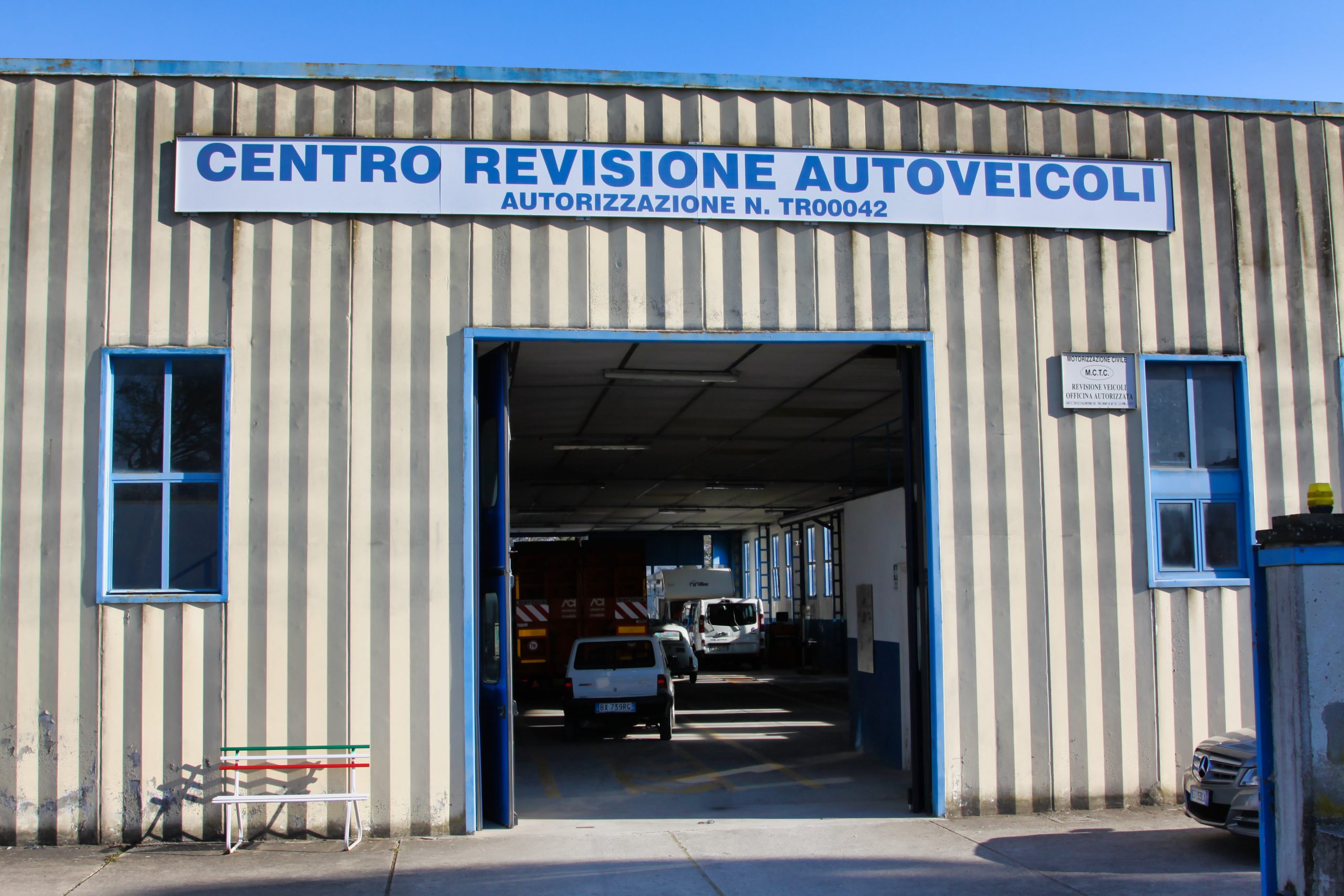 Ingresso di un centro revisione autoveicoli.