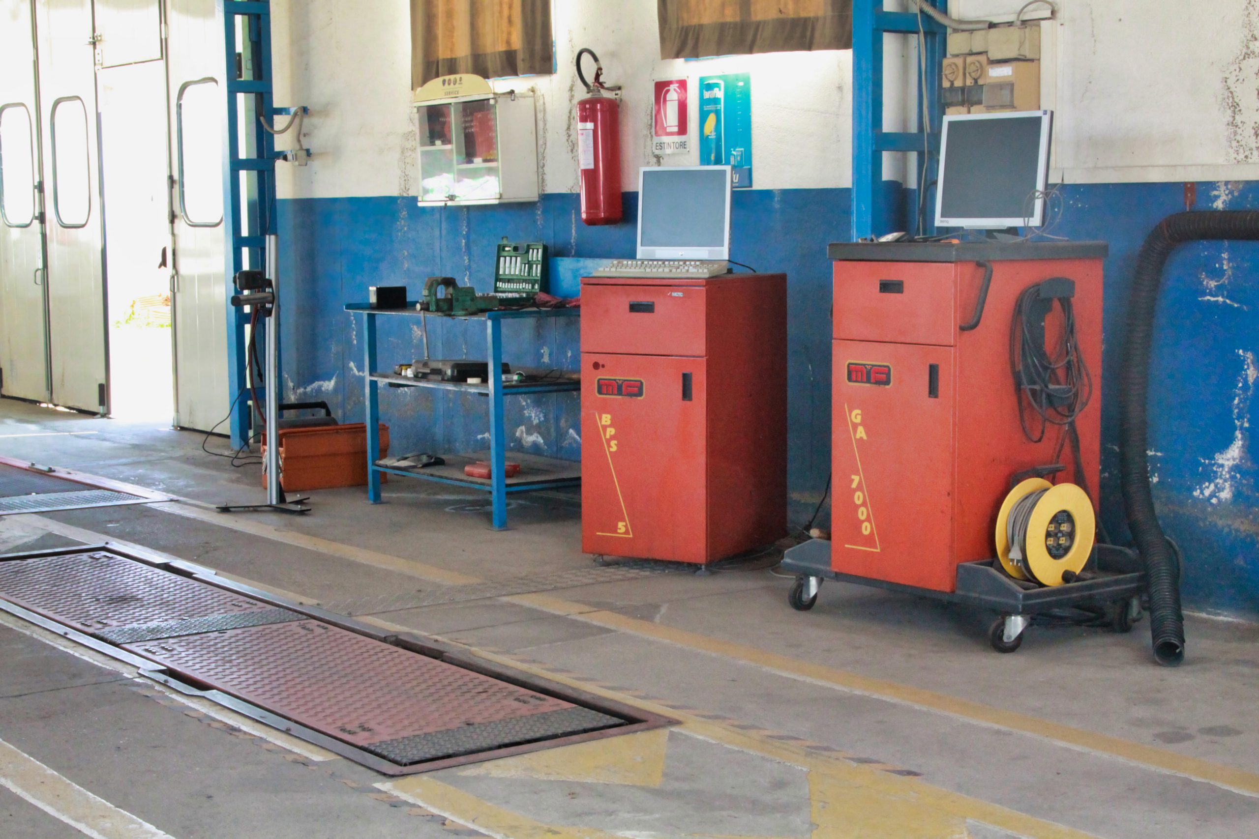 Interno di un'officina meccanica con attrezzature e computer.