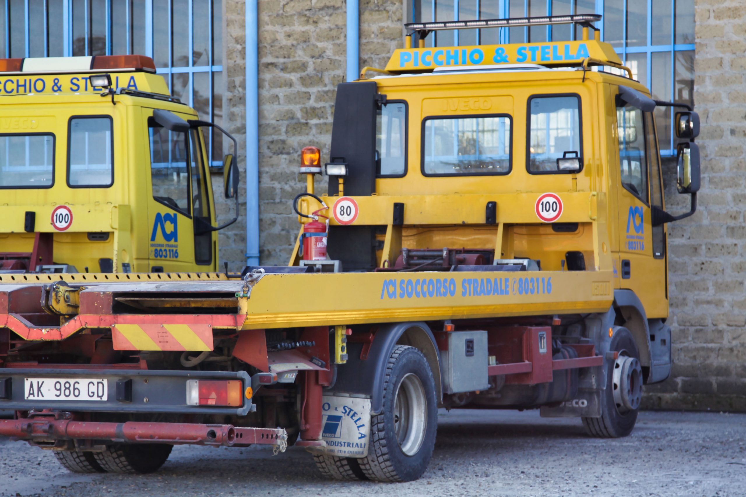 Camion giallo di soccorso stradale parcheggiato.