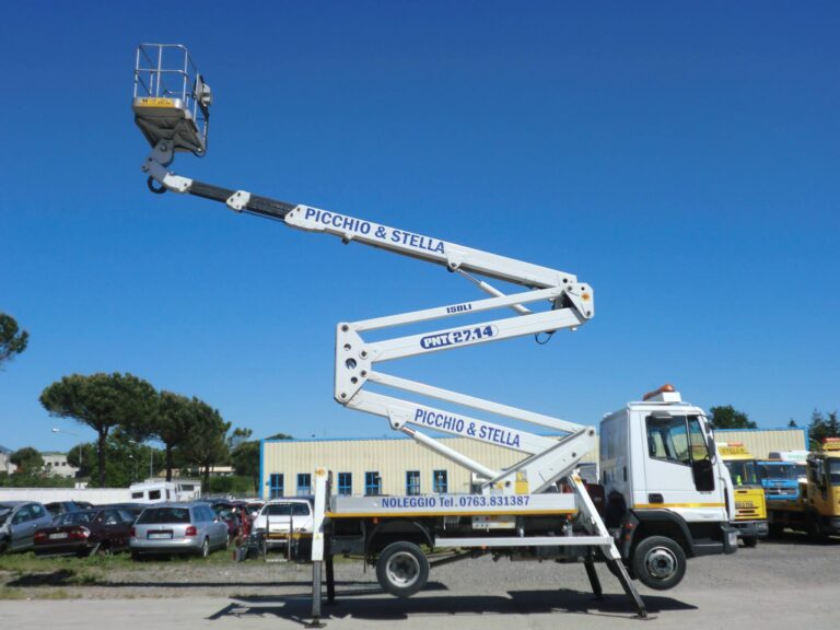 Camion con piattaforma aerea estesa in un parcheggio.