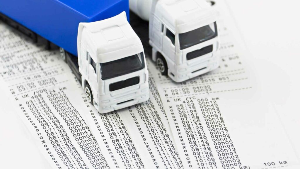 Due modellini di camion su fogli stampati.